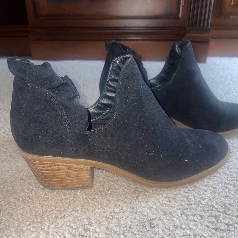 Women’s ankle ruffled booties